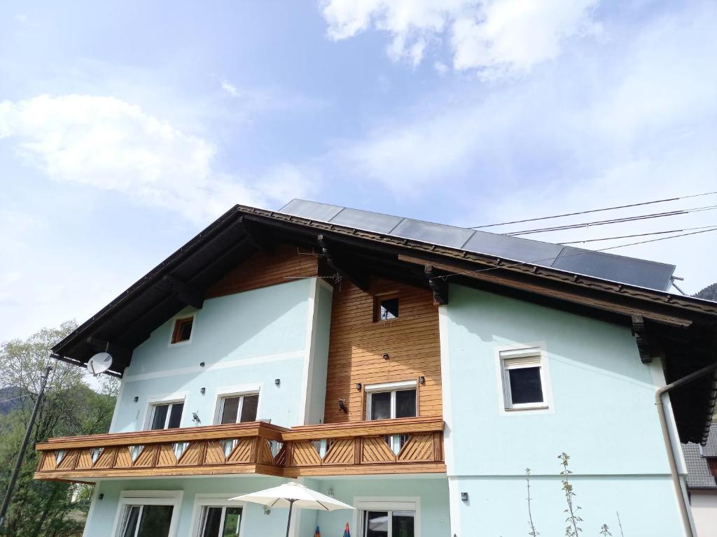 黑马戈尔Alie Gusta的屋顶上设有太阳能电池板的房子