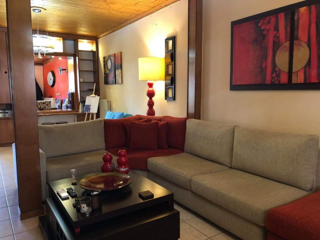 米里纳Lemnoshouse的客厅配有沙发和桌子