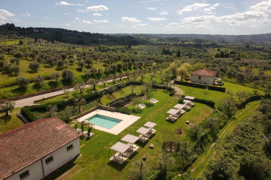 因普鲁内塔Tenuta Torre Rossa Farm & Apartments的享有带游泳池的庄园的空中景致