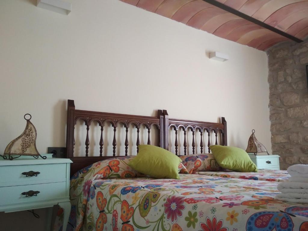 Aguilar de CodésVITORETXEA casa rural AGUILAR DE CODES的一间卧室配有一张带绿色枕头的床。
