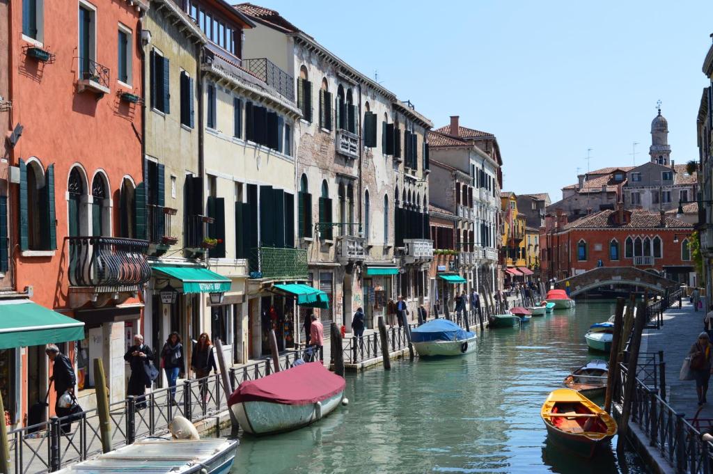 威尼斯洛坎达萨利埃瑞酒店的城市的运河,有船只和建筑