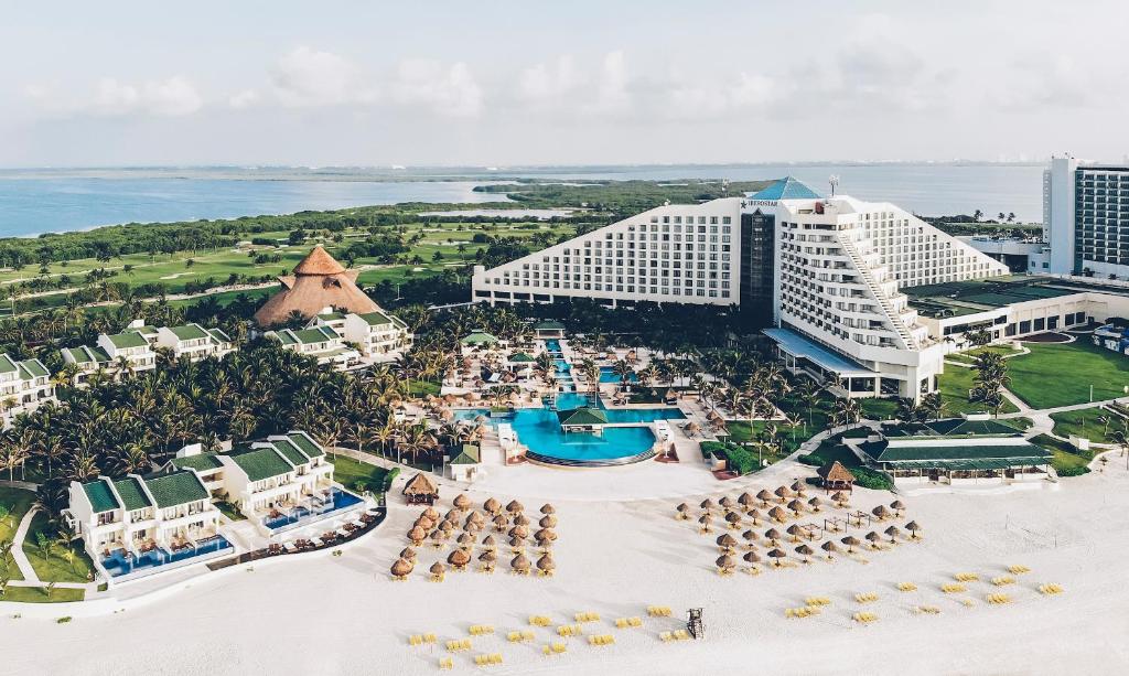 坎昆Iberostar Selection Cancun的享有度假村和海滩的空中景致