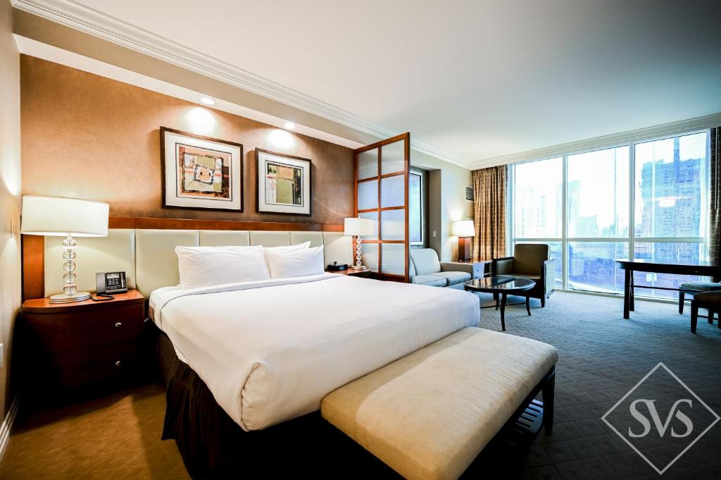 拉斯维加斯业主签名租赁公寓的酒店客房设有一张大床和一张书桌。