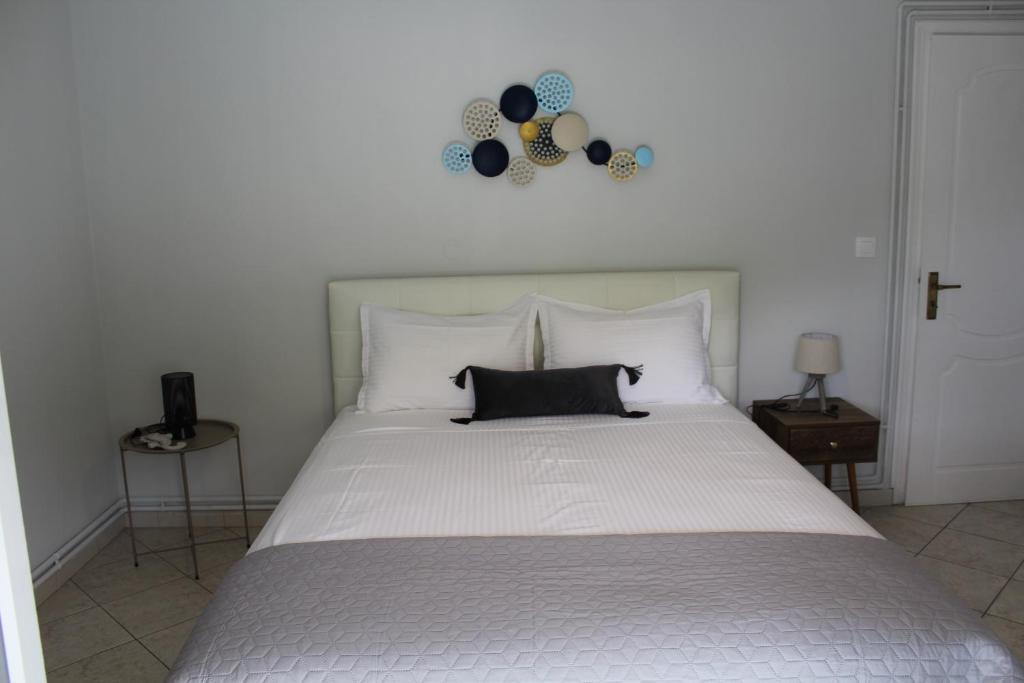 盖奥斯Paxos Rock Apartments的卧室配有一张带黑色枕头的白色床