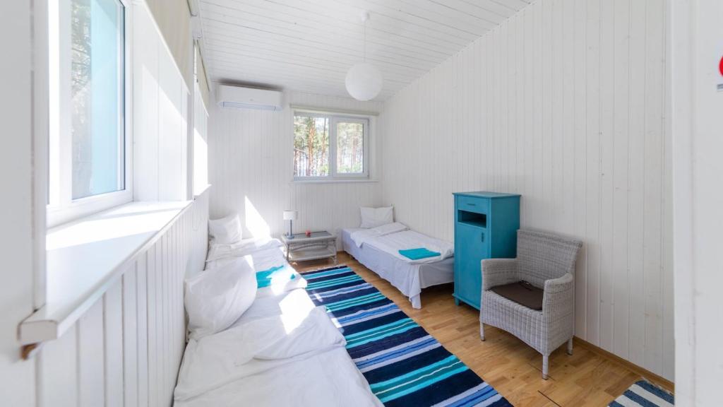 ValklaPuhkekeskus Valkla Rand- Simple accomodation的客厅配有白色沙发和蓝色橱柜