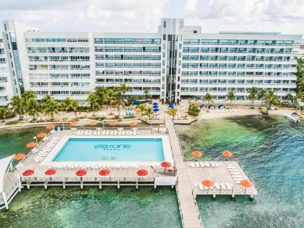 圣安德烈斯GHL日升酒店的享有酒店空中美景,设有游泳池和大楼