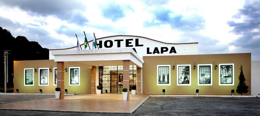 LapaHotel Tropeiro da Lapa的带有标志的酒店拉帕大楼