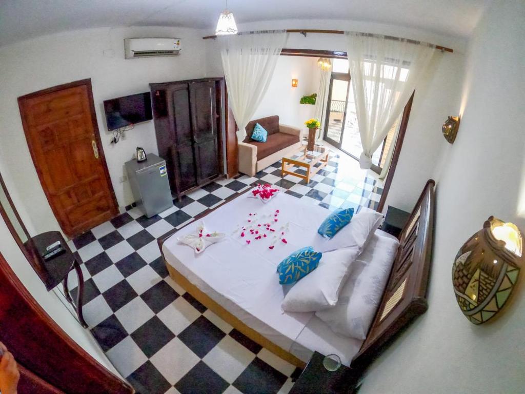 达哈布Dahab Bay hotel的一间带大床的卧室和一间客厅