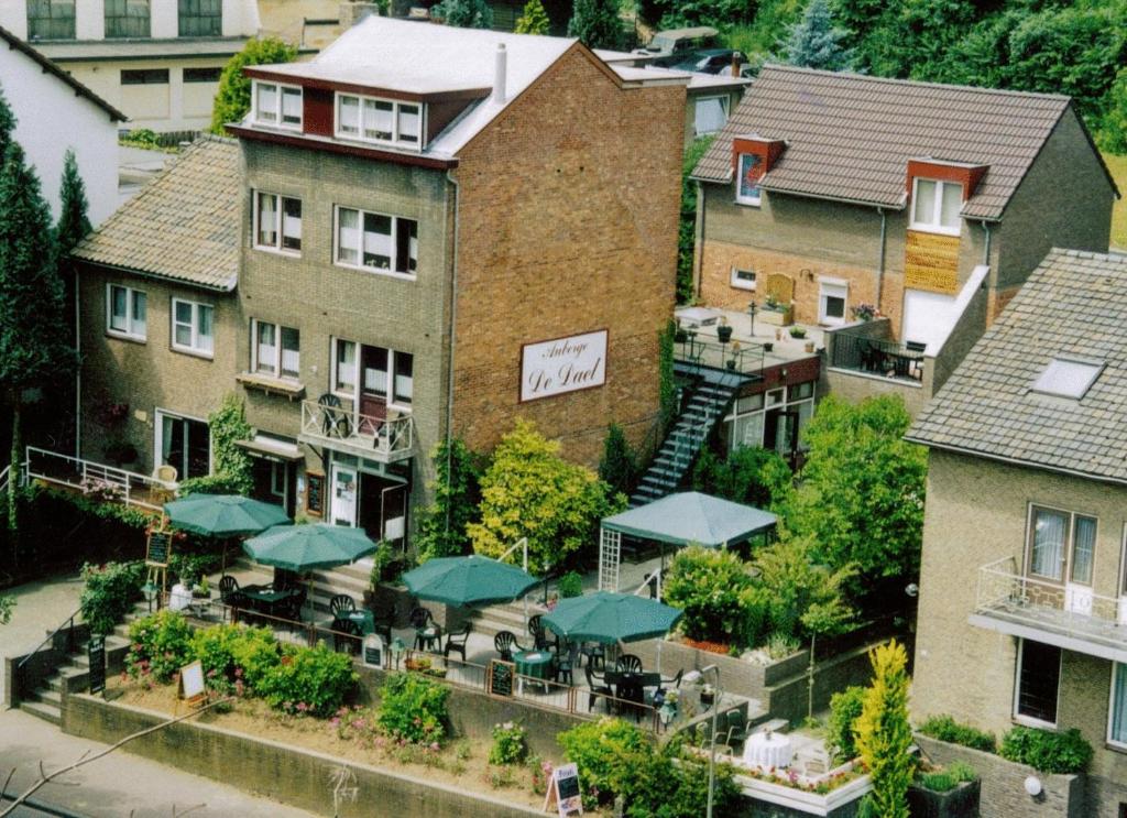 法尔肯堡达尔膳食公寓住宿加早餐旅馆的享有大楼空中美景,配有桌子和伞