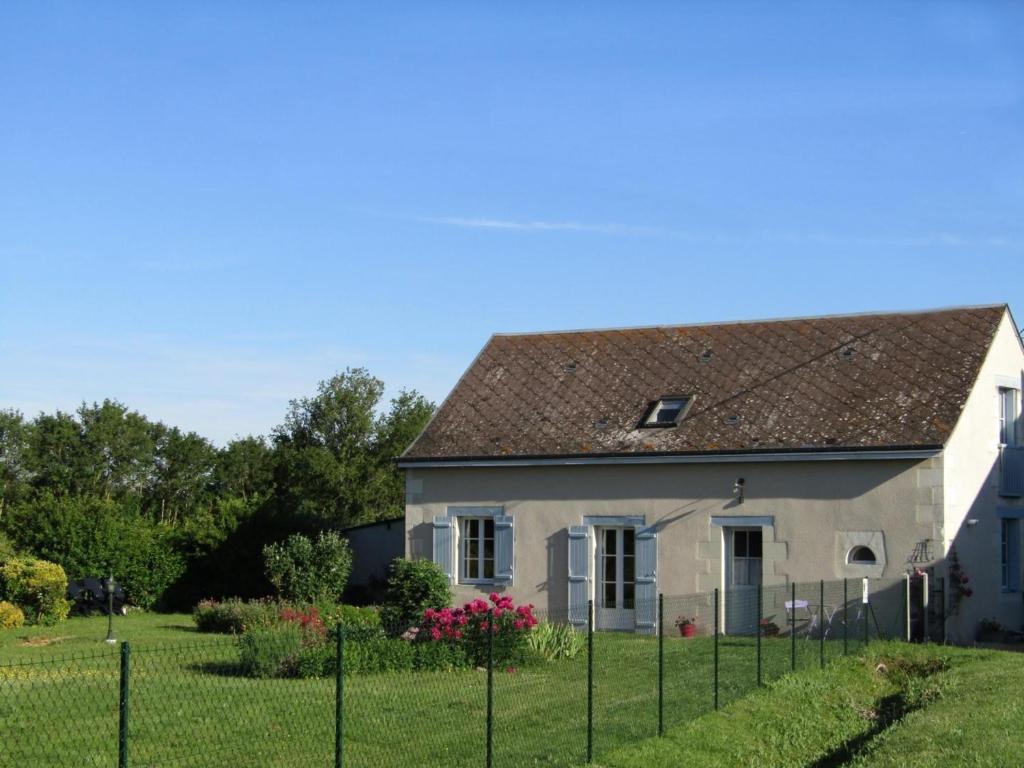 Channay-sur-LathanGîte Channay-sur-Lathan, 4 pièces, 6 personnes - FR-1-381-494的前面有栅栏的白色房子