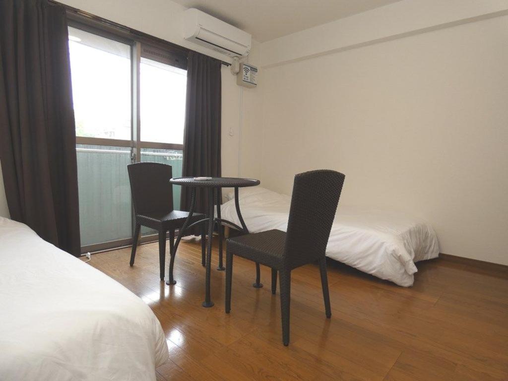 筑紫野市AO Dazaifu / Vacation STAY 61720的一间卧室配有桌椅和一张床