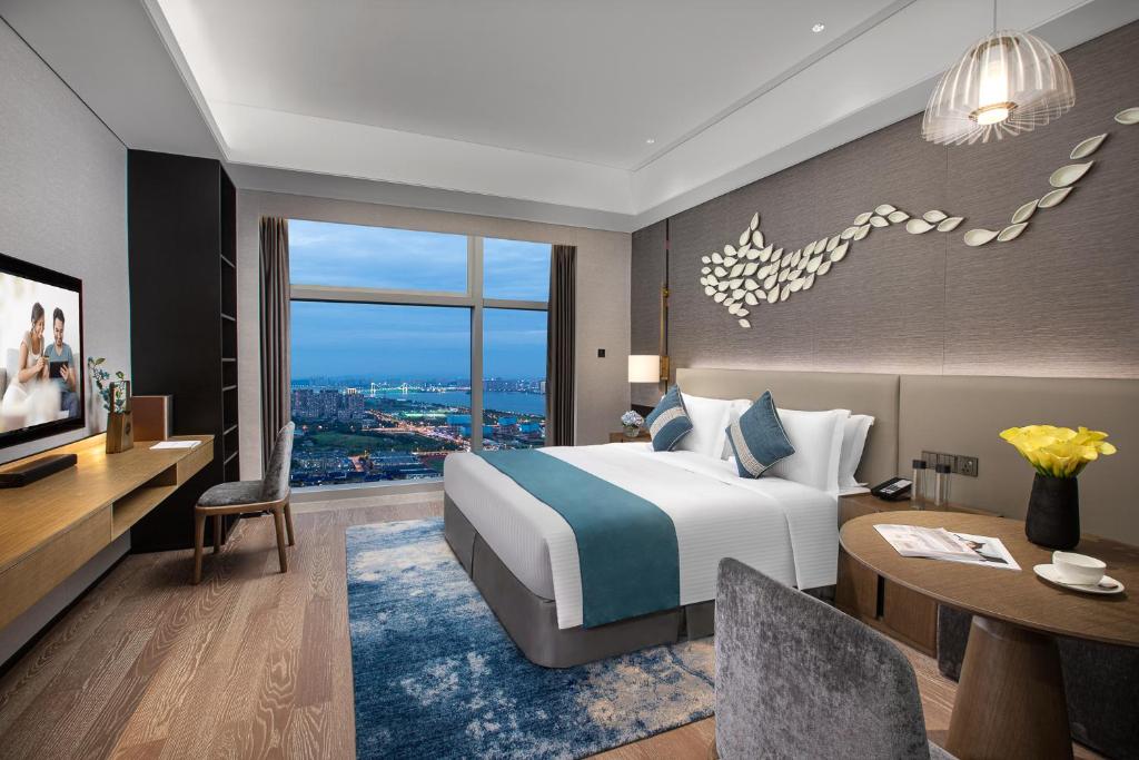 长沙长沙雅诗阁湘江财富金融中心服务公寓的配有一张床和一张书桌的酒店客房