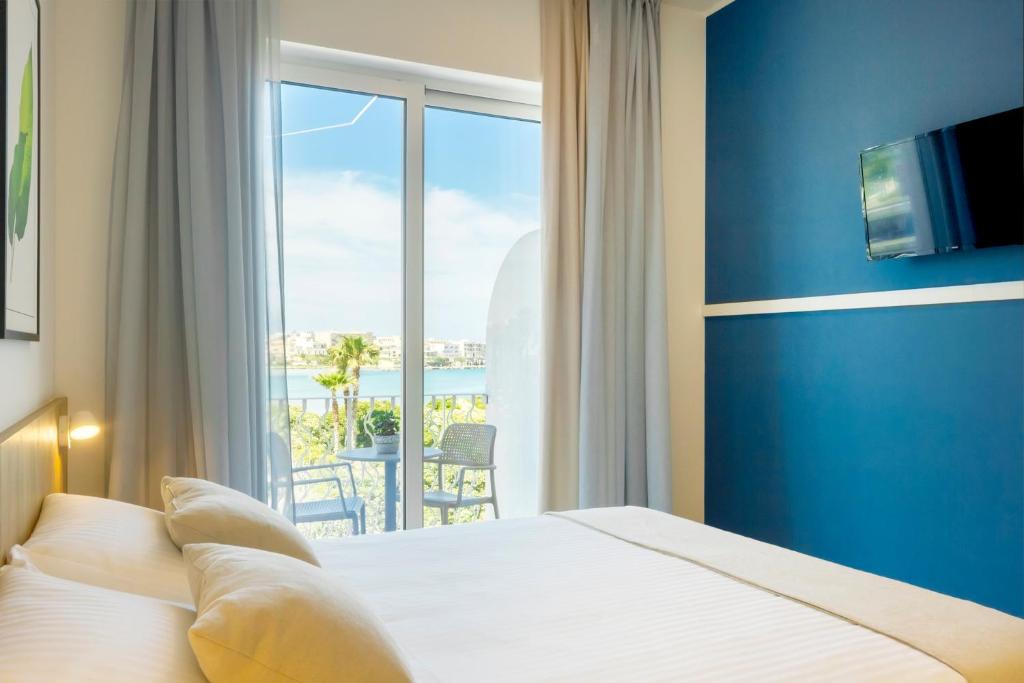 奥特朗托Hotel Bellavista - Boutique Hotel的一间卧室设有一张床,享有海景
