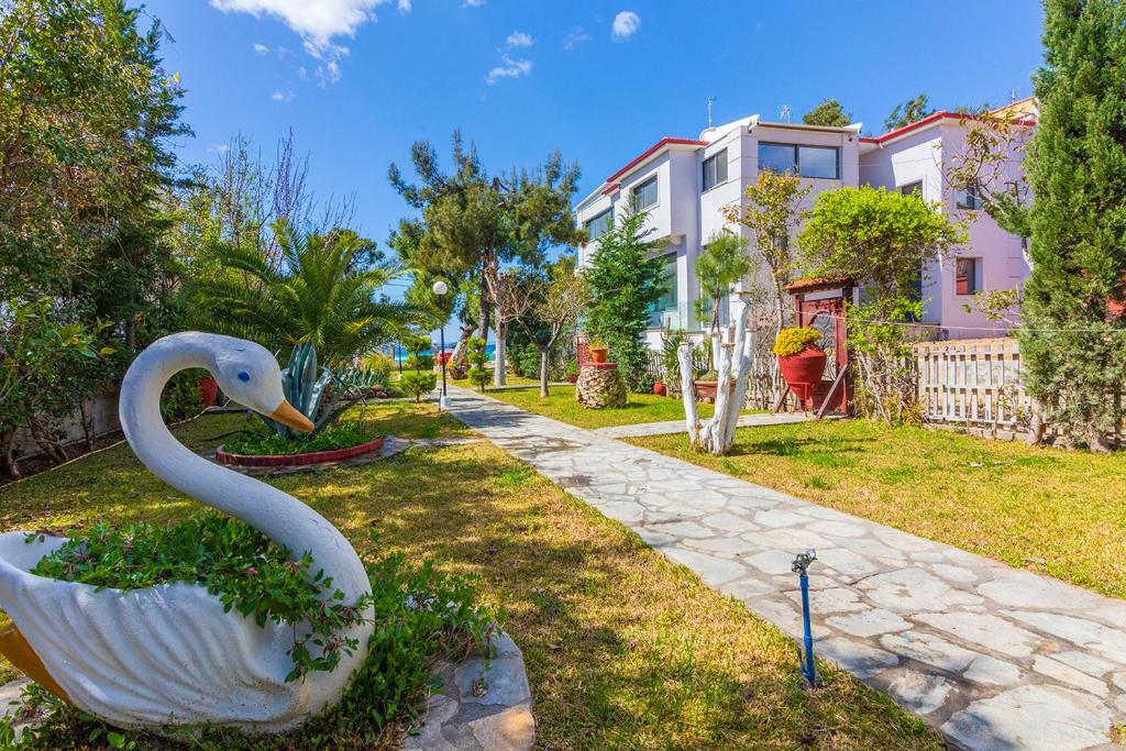 尼基季Galazia Akti Seaside Apartments的房子院子中天鹅的雕像