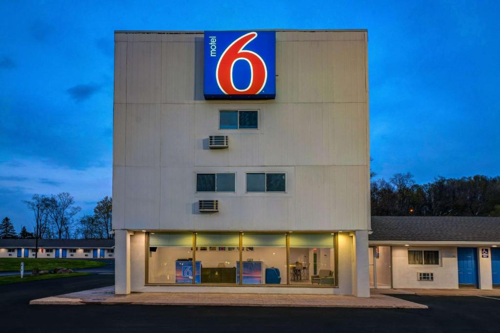 BellvilleMotel 6 Bellville, OH的上面有编号的建筑