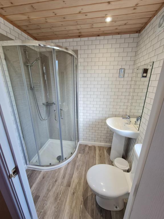 彭里斯Park Lodge的带淋浴、卫生间和盥洗盆的浴室