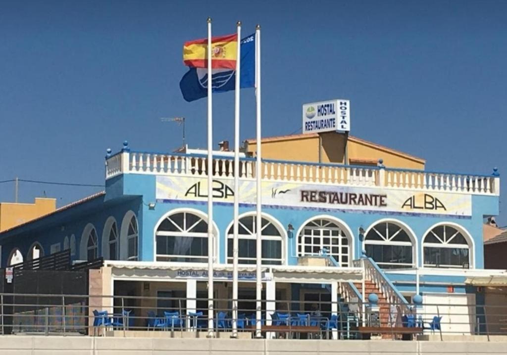 拉马他阿尔巴旅馆的上面有旗帜的建筑