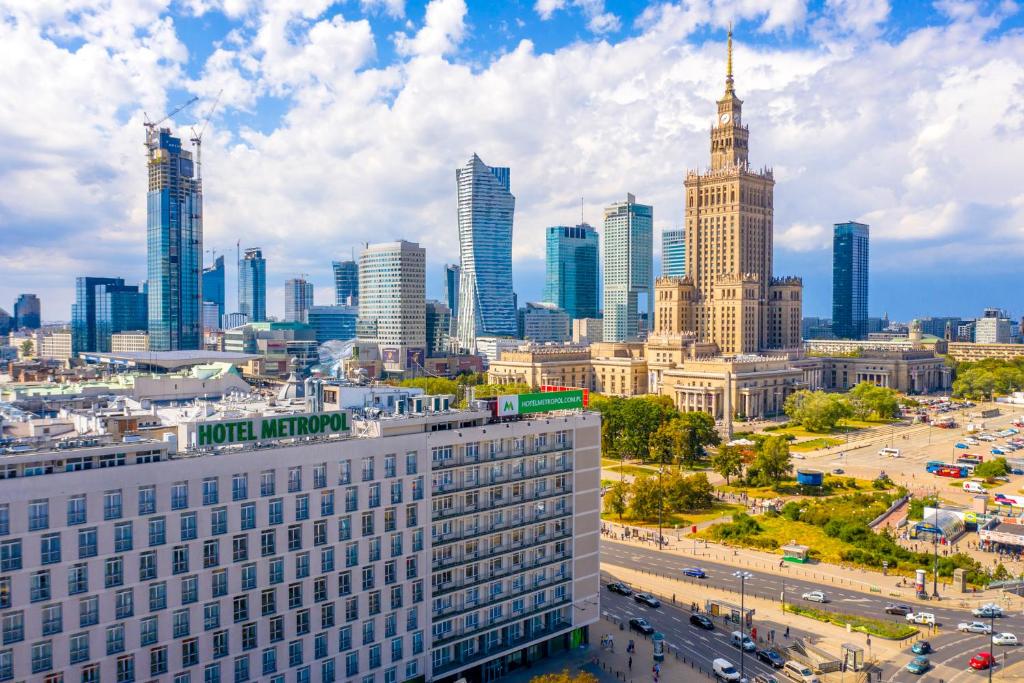 华沙大都会酒店的享有城市天际线美景,设有摩天大楼