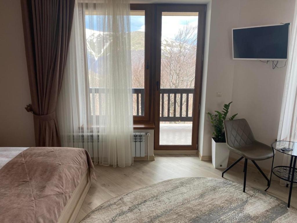 皮利佩齐Vershyna的一间卧室设有一张床,享有阳台的景色