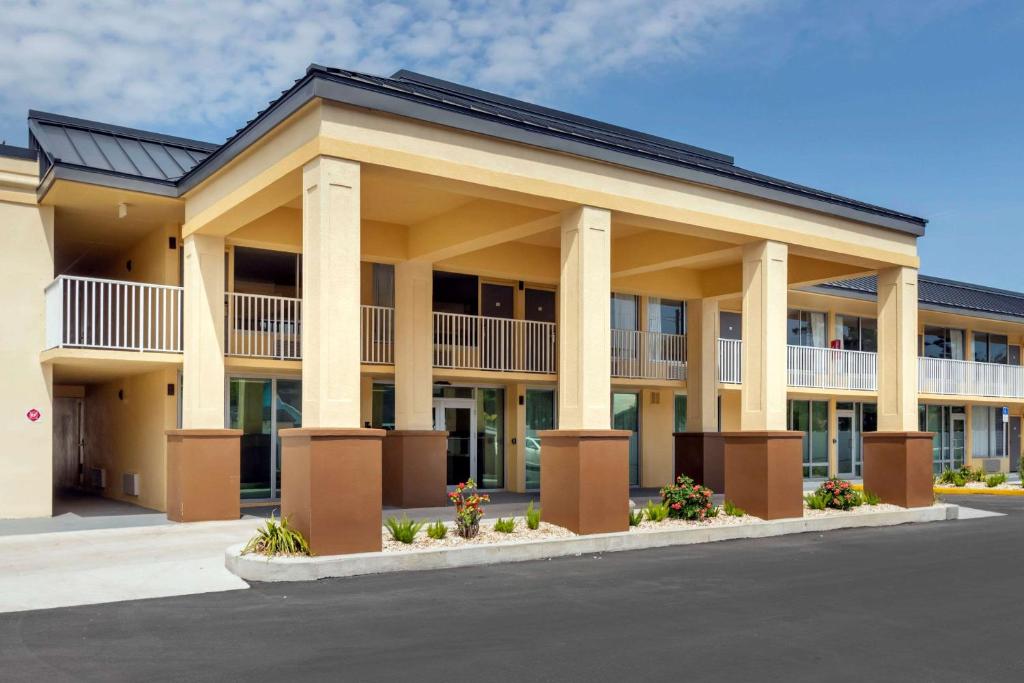 圣彼得堡Quality Inn Saint Petersburg North-Tampa Bay的享有带柱子的大型建筑的外部景色