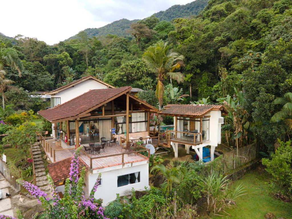 乌巴图巴Haleiwa chalés e suítes - A Guest House do Prumirim的享有高山房屋的空中景致