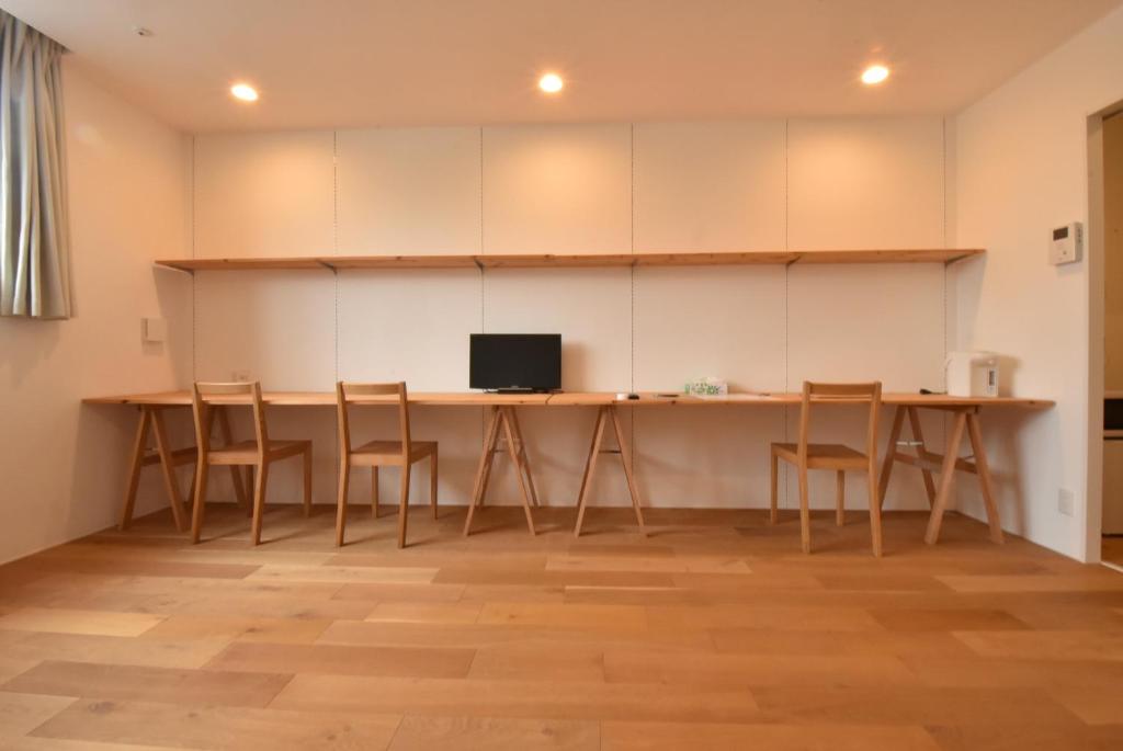 大村市Enzo Sakurababa的配有桌椅和笔记本电脑的房间