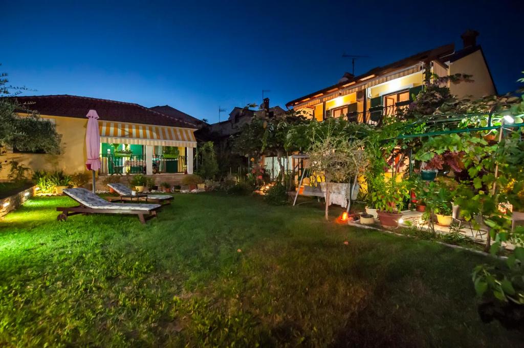 罗维尼Apartments and Rooms Villa Dea ADULTS ONLY的一座带花园的房屋后院