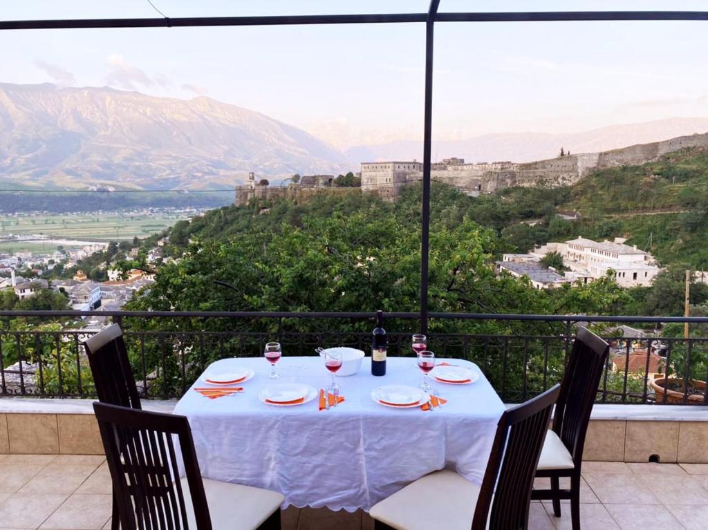 吉诺卡斯特Inn Cloud Gjirokaster的一张桌子和葡萄酒,享有城市美景