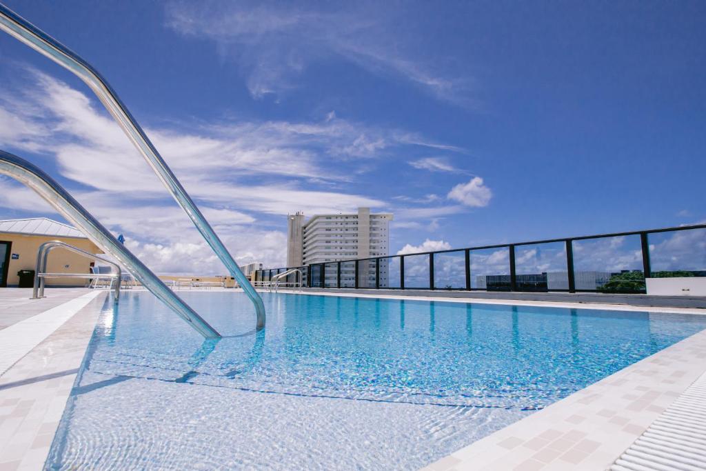 迪尔菲尔德海滩Vistalmar Beach Resort的建筑物屋顶上的游泳池