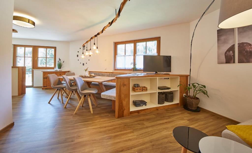 萨尔巴赫Hochwart Apartment - mit eigenem Garten的客厅设有餐桌和椅子