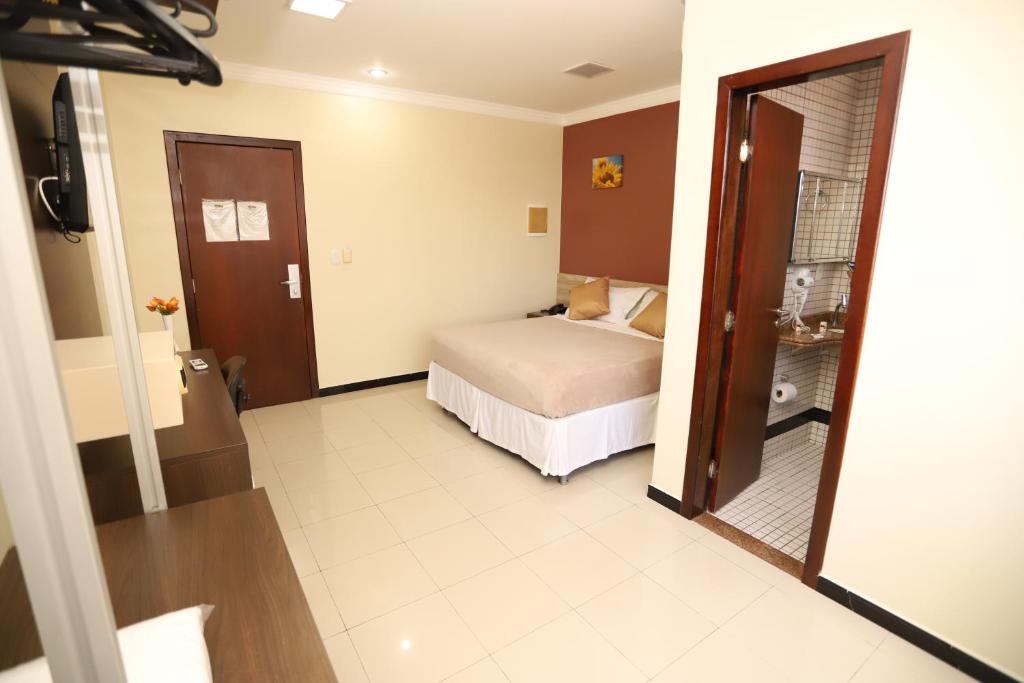 马卡帕里奥马酒店的一间酒店客房 - 带一张床和一间浴室