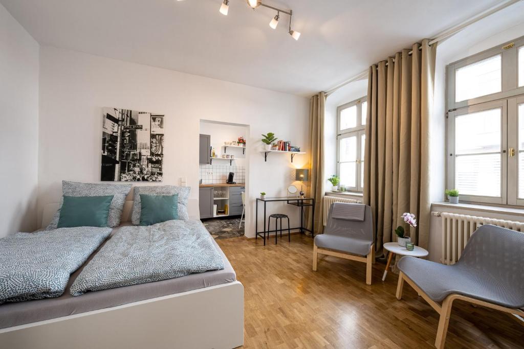 德累斯顿Altstadtwohnung in TOP-Lage nähe Zwinger的一间卧室配有一张床、一张桌子和一把椅子