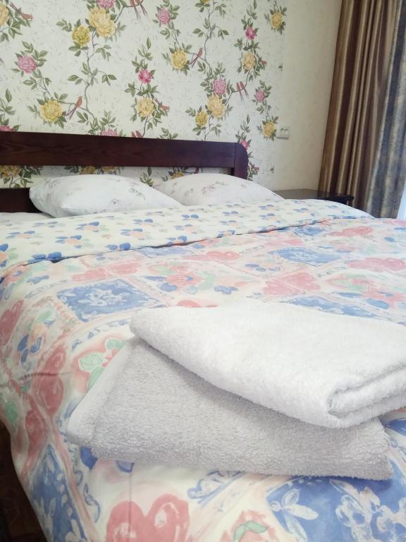 ShostkaApartment Chernihivska 13的床上铺有白色毛巾的床