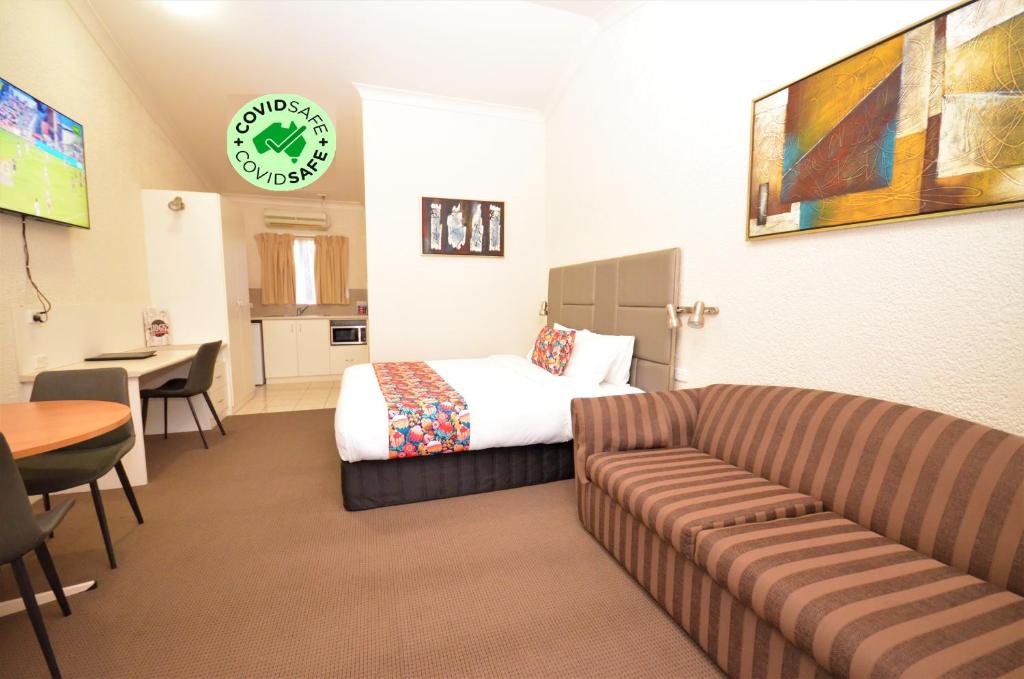 沃加沃加布勒瓦尔德汽车旅馆的酒店客房设有一张沙发和一张床