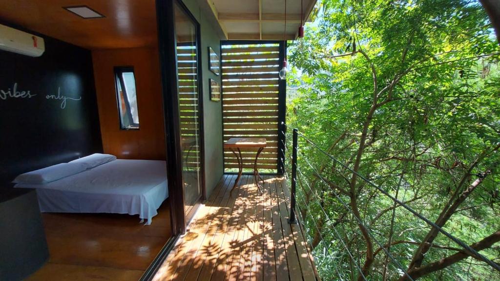 新利马Casa da Árvore espaço Vila da Serra的客房设有床和树木阳台