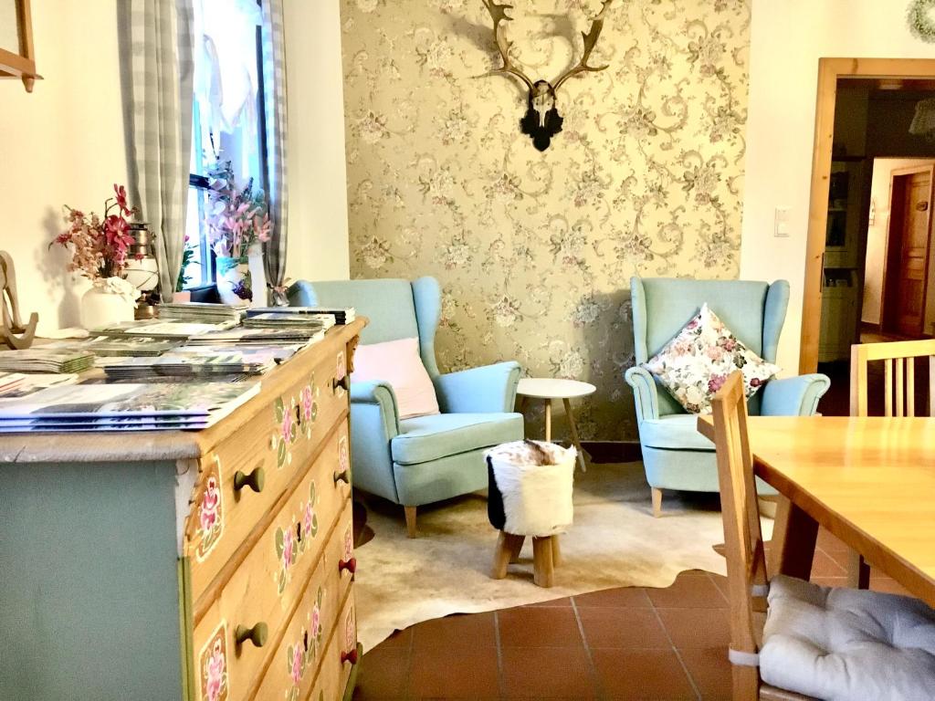 Rohrendorf bei KremsLandhaus Weinblick的厨房配有2把蓝色的椅子和桌子