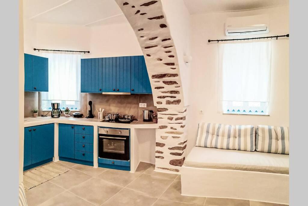 KóstosKostos House BLUE的厨房配有蓝色橱柜和长凳