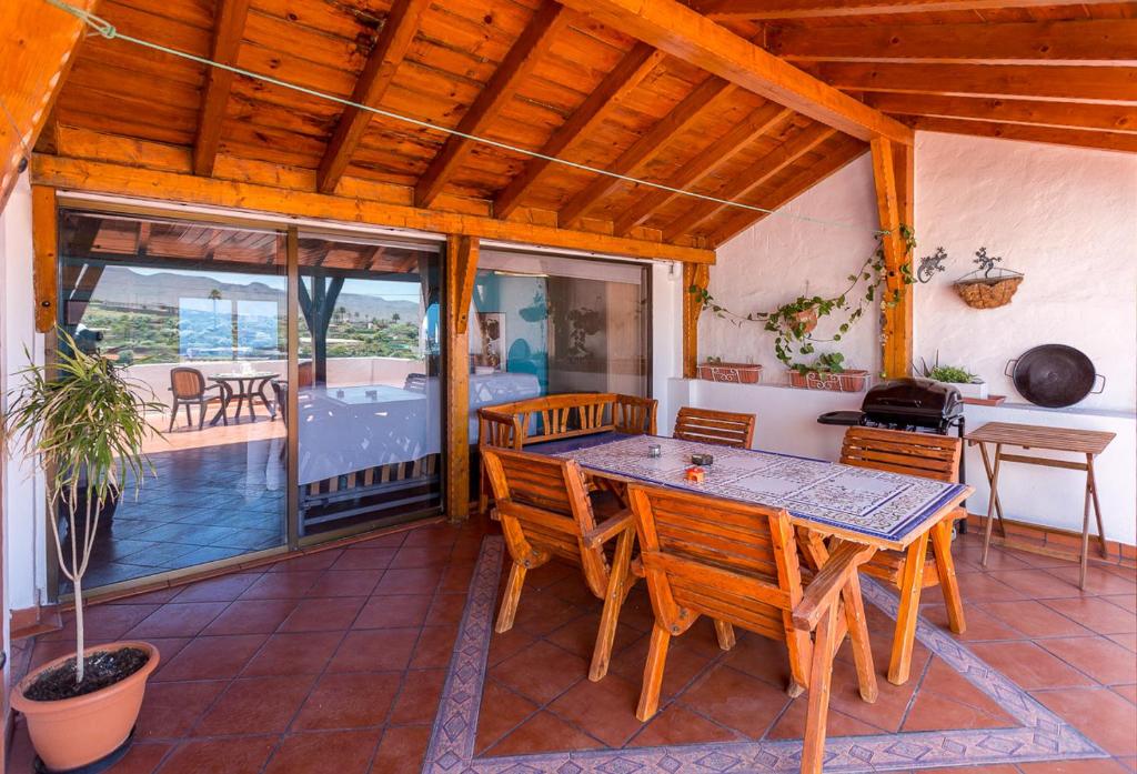 阿古伊梅斯MultiAventura en Agüimes的庭院内带桌椅的用餐室