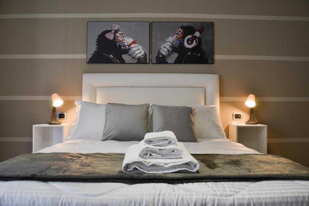 BoianoMR Living Bed & Breakfast的床上有一堆毛巾