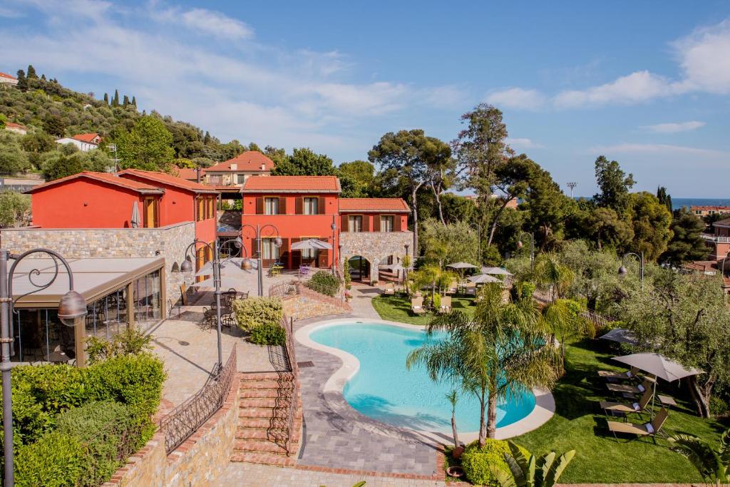 因佩里亚Leonardo Resort的享有带游泳池的房屋的空中景致