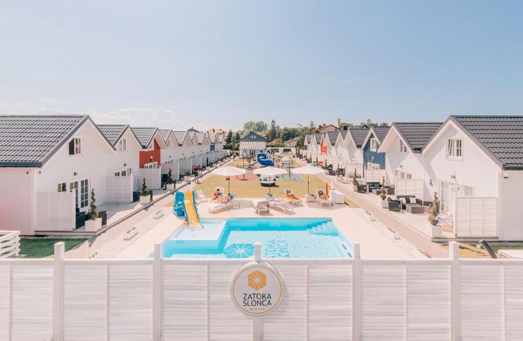 梅尔诺Zatoka Slonca - Domki z basenem, WiFi i parking w cenie!的享有度假村游泳池的景致