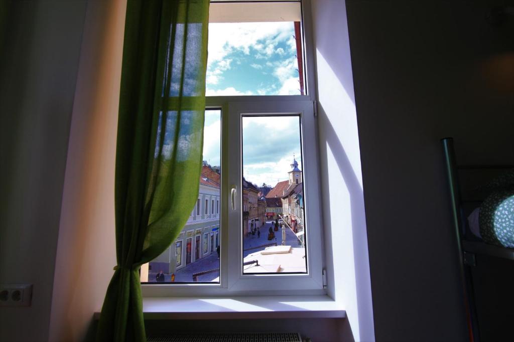 布拉索夫Viva la Vida Hostel的市景窗户