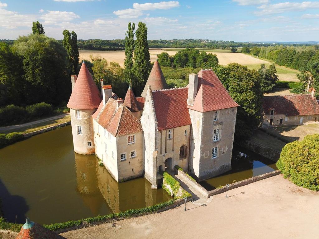 日穆耶Château du Marais的水中城堡的空中景观