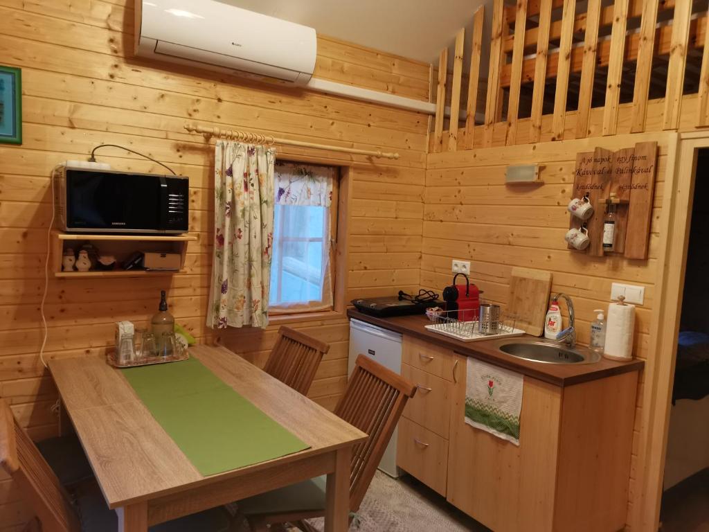 ZalaNovák porta vendégház-Tab, Zala的小屋内的厨房配有桌子和水槽
