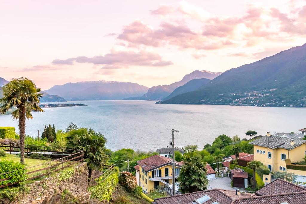 科利科B&B e Residence Abbazia di Piona的享有以山脉为背景的湖泊美景