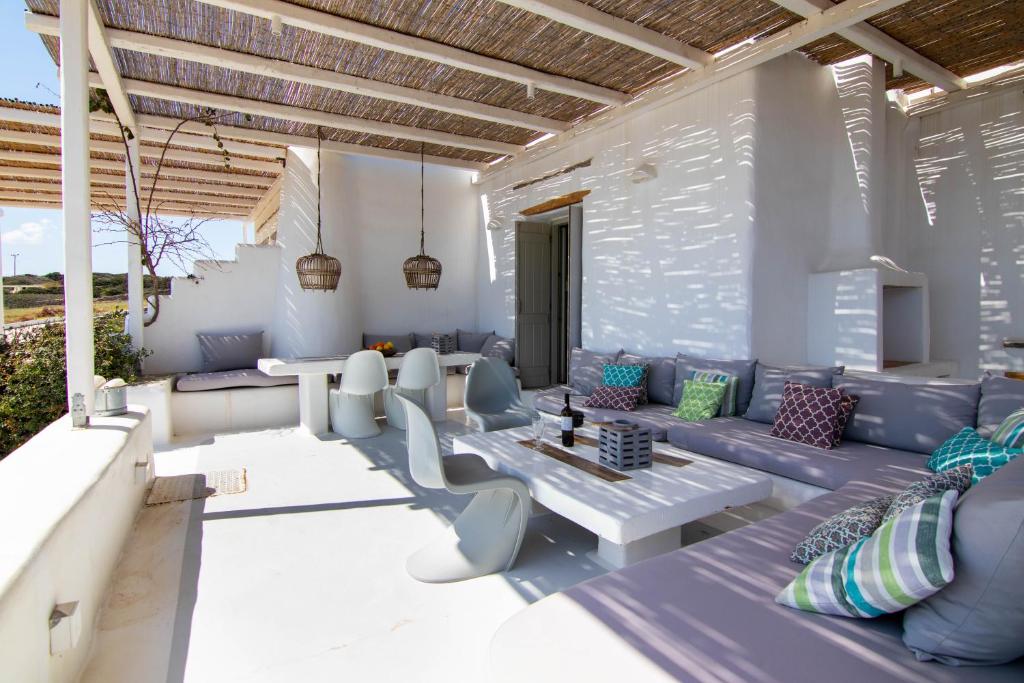帕罗斯岛Villa Diorite by Rocks Estates的室外客厅配有蓝色的沙发和椅子