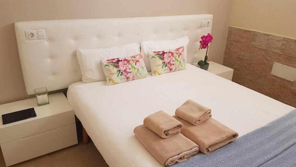 科拉雷侯Apartamento Ocean的卧室配有白色的床和2个枕头