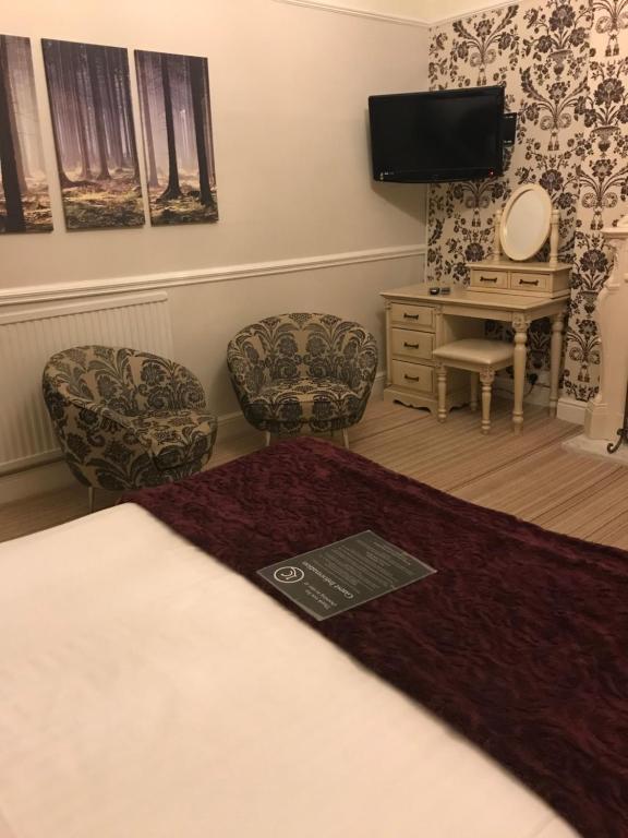 Lauriston &amp; Lawton Court Hotel的电视和&#47;或娱乐中心