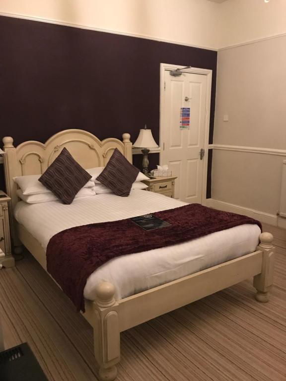 Lauriston &amp; Lawton Court Hotel客房内的一张或多张床位