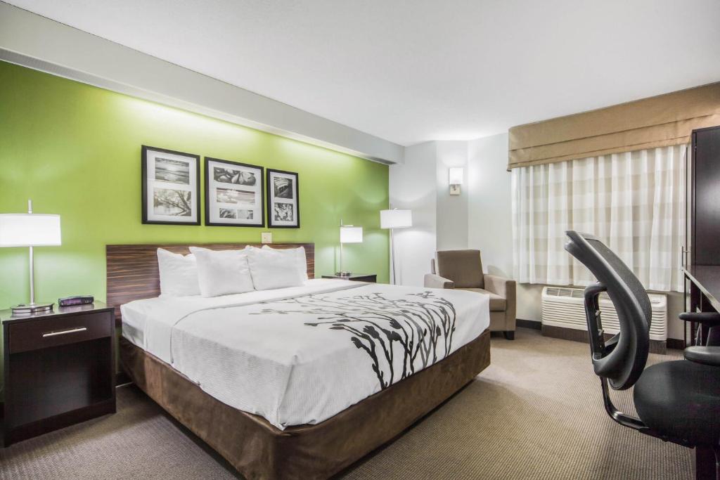 哥伦布市哥伦布司丽普酒店的酒店客房,配有床和电视